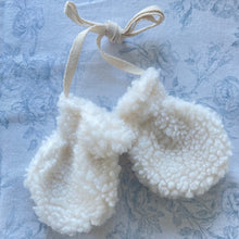 Load image into Gallery viewer, Coco Hat + Mitten Set (Ivory)